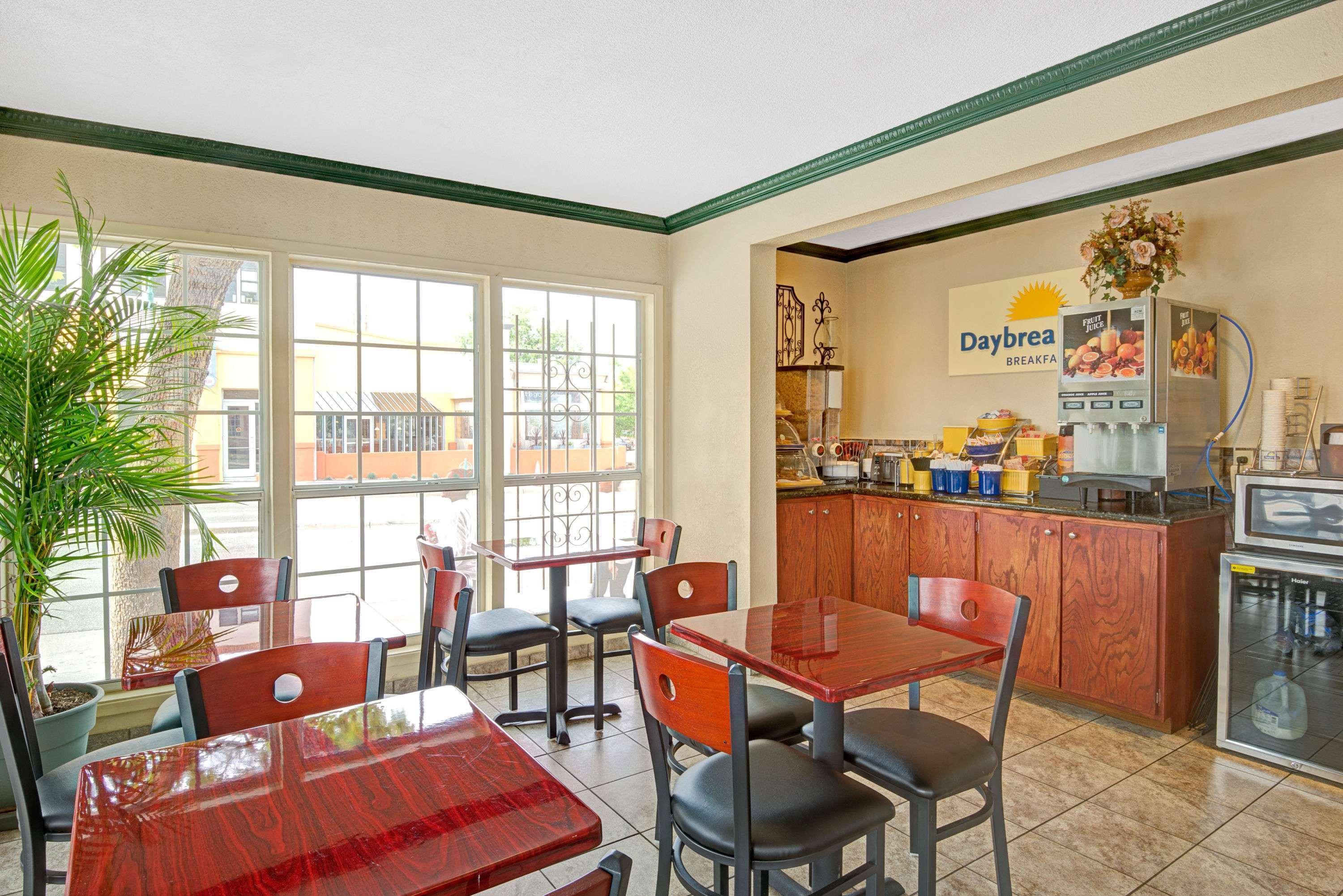 Days Inn By Wyndham Albuquerque Downtown Экстерьер фото